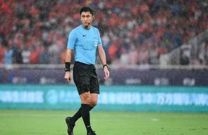 美女扒开下面让男人捅