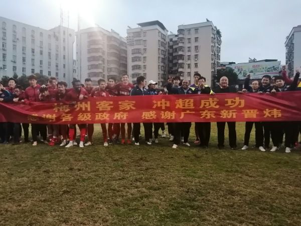 被主人摁住灌浓精尿gif